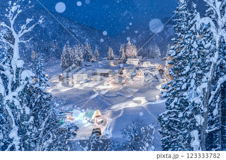 雪降る冬の五箇山　相倉合掌造り集落　絶景のライトライトアップ 123333782