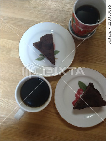ガトーショコラとコーヒーのティータイム ガトーショコラとコーヒーのティータイム 123333895