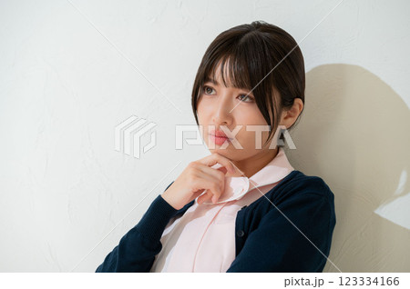考える女性スタッフ 123334166