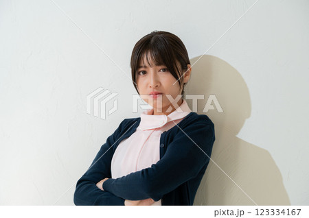 考える女性スタッフ 考える女性スタッフ 123334167