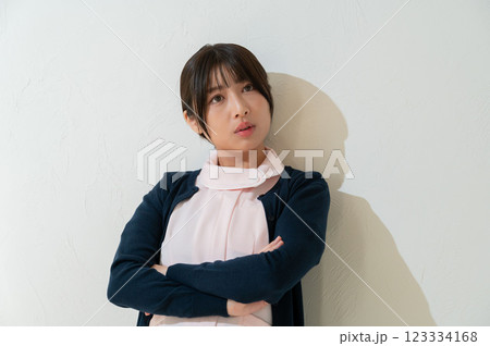 考える女性スタッフ 考える女性スタッフ 123334168