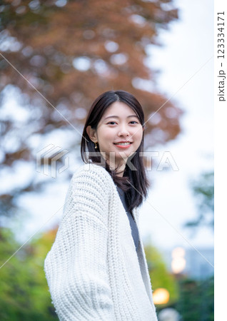 公園で微笑む若い女性 公園で微笑む若い女性 123334171