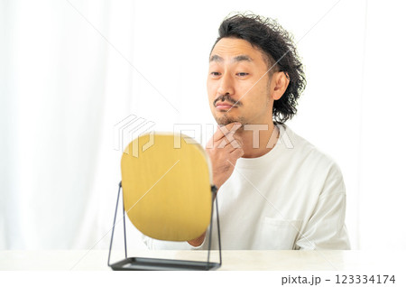 鏡で髭を確認する男性 鏡で髭を確認する男性 123334174