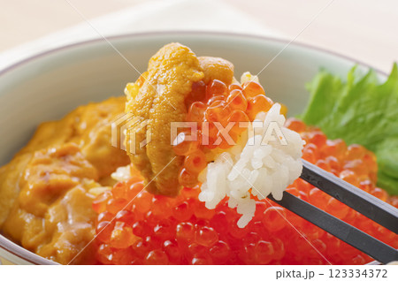 美味しそうなウニいくら丼 美味しそうなウニいくら丼 123334372