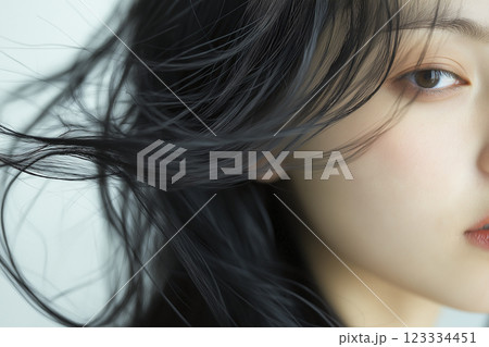 黒髪がキレイな日本人の女性 123334451