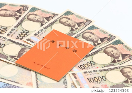 年金手帳と紙幣のイメージ 年金手帳と紙幣のイメージ 123334598