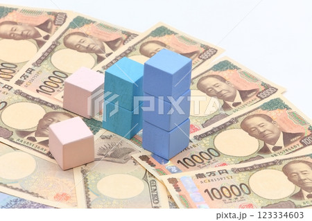 積立と紙幣のイメージ 123334603