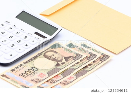 電卓と紙幣のイメージ 123334611
