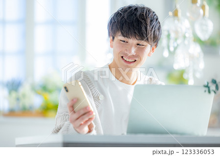 スマホを見る男性 123336053