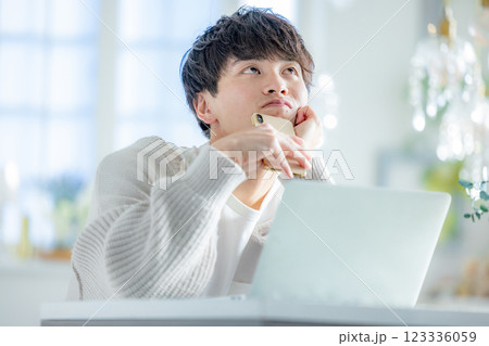 考える男性 考える男性 123336059