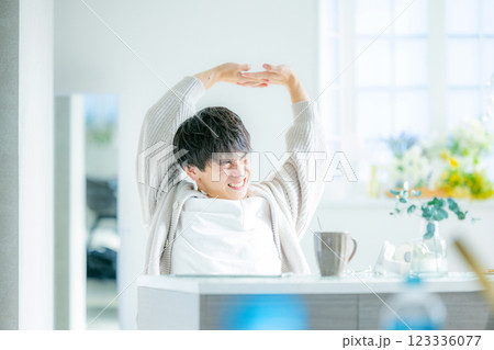 伸びをする男性 伸びをする男性 123336077