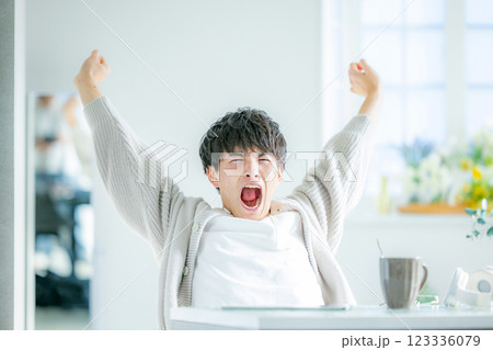 伸びをする男性 123336079
