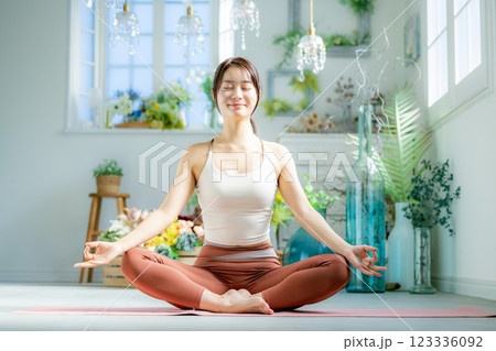 ヨガ 女性 スポーツウェア ヨガ 女性 スポーツウェア 123336092
