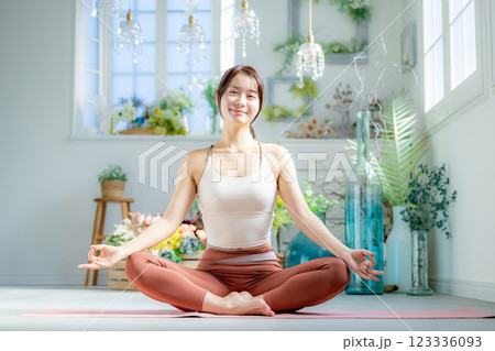 ヨガ　女性　スポーツウェア 123336093