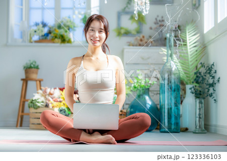 ヨガ　女性　スポーツウェア 123336103