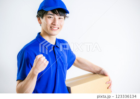 作業着を着て荷物を持つ男性 123336134