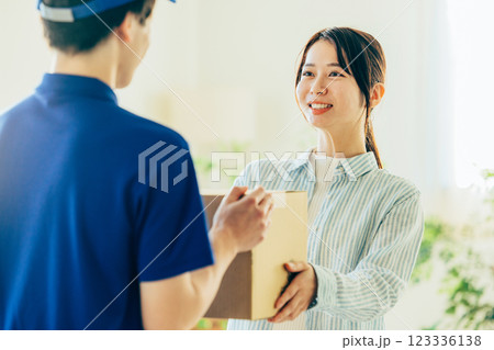 荷物を届ける宅急便のドライバー 荷物を届ける宅急便のドライバー 123336138