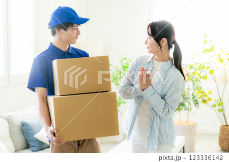 引越しの準備をする女性 123336142