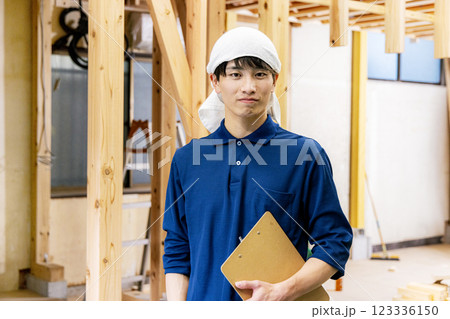 建築現場で働く若い男性 建築現場で働く若い男性 123336150