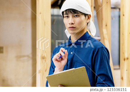 建築現場で働く若い男性 建築現場で働く若い男性 123336151