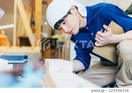 建築現場で働く若い男性 123336154