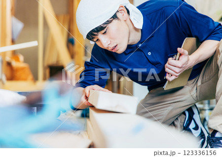 建築現場で働く若い男性 123336156