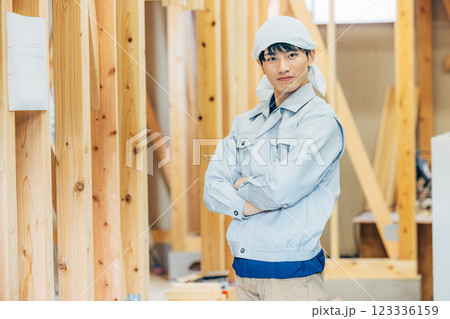 木造建築の施工場所にいる作業員 木造建築の施工場所にいる作業員 123336159
