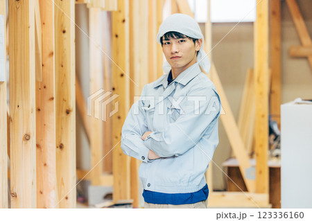 木造建築の施工場所にいる作業員 123336160