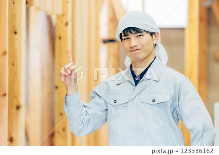 木造建築の施工場所にいる作業員 123336162