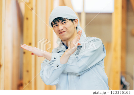木造建築の施工場所にいる作業員 123336165