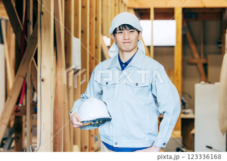 木造建築の施工場所にいる作業員 123336168