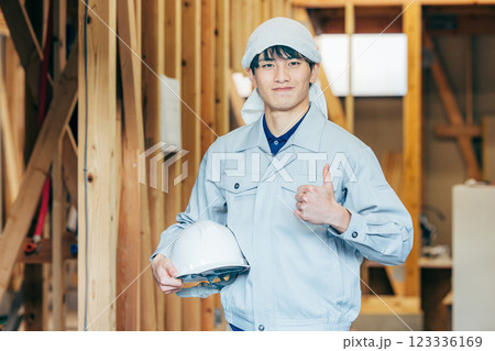 木造建築の施工場所にいる作業員 木造建築の施工場所にいる作業員 123336169