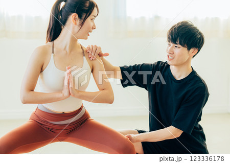 パーソナルトレーナー　男女 123336178