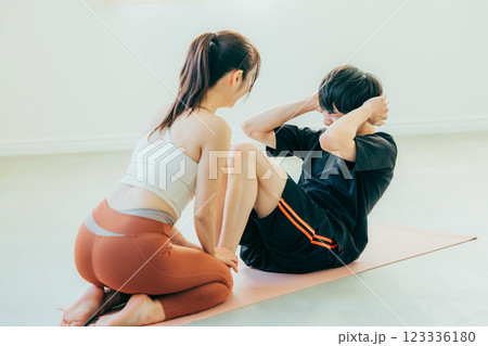 パーソナルトレーナー　男女 123336180