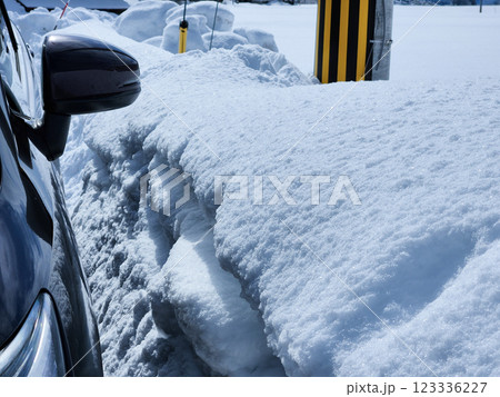 冬の雪景色　道路　イメージ　自然風景 123336227