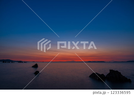 兵庫県赤穂市 赤穂岬の夜明け前 兵庫県赤穂市 赤穂岬の夜明け前 123336595