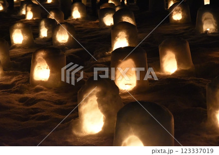 横手の雪まつりのかまくら　秋田 123337019