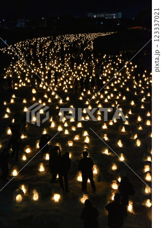 横手の雪まつりのかまくら　秋田 123337021
