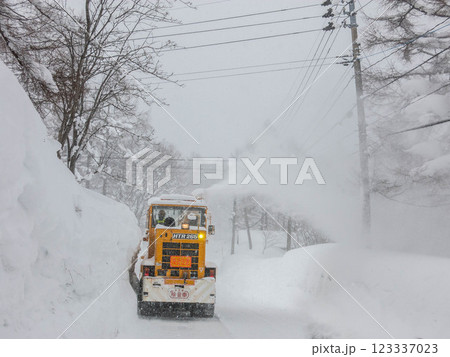 除雪作業中の除雪車 123337023
