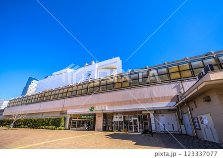 日本の横浜都市景観 2月。桜木町駅 北改札（西口）などを望む＝26日 123337077