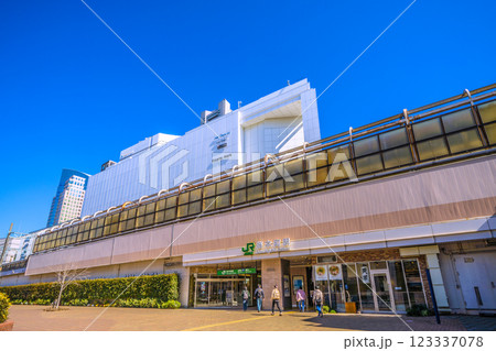 日本の横浜都市景観 2月。桜木町駅 北改札（西口）などを望む＝26日 123337078