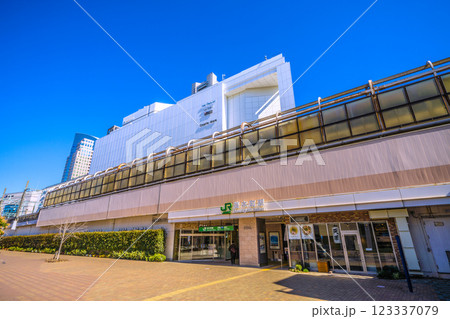 日本の横浜都市景観 2月。桜木町駅 北改札（西口）などを望む＝26日 123337079