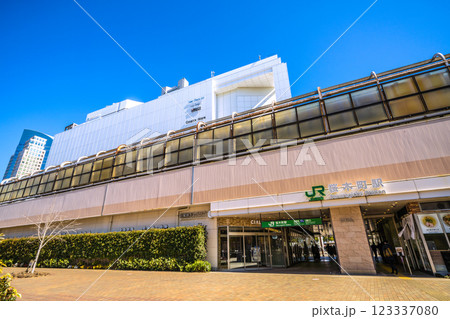 日本の横浜都市景観 2月。桜木町駅 北改札（西口）などを望む＝26日 123337080