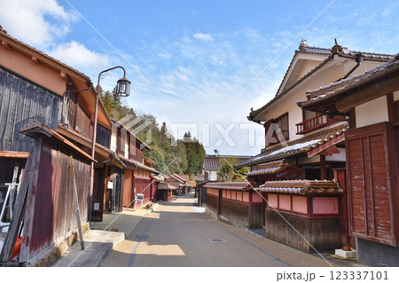 ベンガラ色の町並み　岡山 123337101