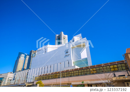 日本の横浜都市景観 新風景。桜木町駅 北改札(西口)横浜ランドマークタワーなどを望む=2月26日 日本の横浜都市景観 新風景。桜木町駅 北改札(西口)横浜ランドマークタワーなどを望む=2月26日 123337192
