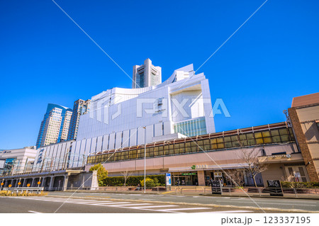 日本の横浜都市景観 新風景。桜木町駅 北改札（西口）横浜ランドマークタワーなどを望む＝2月26日 123337195