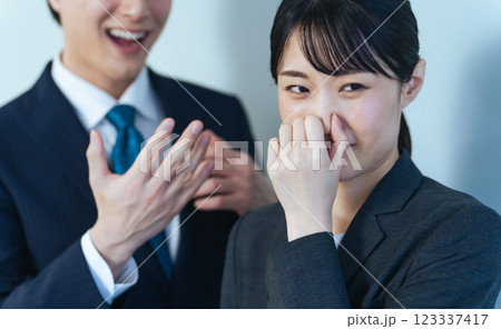 話し相手の匂いが気になる女性ビジネスパーソン 123337417