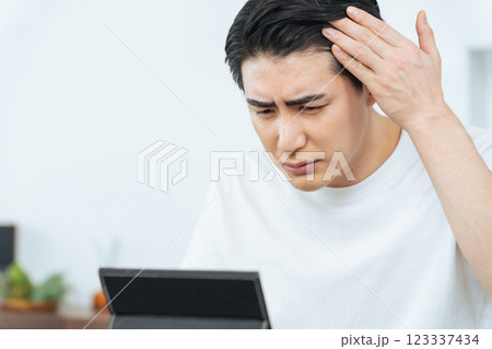 生え際とおでこニキビを気にする男性 生え際とおでこニキビを気にする男性 123337434