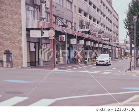 水上ビルと交差点 123337530