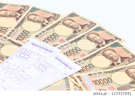 給料明細と紙幣のイメージ 123337841